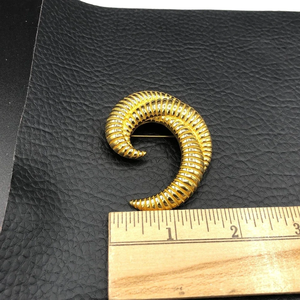 Monet Vintage Triple Curl‎ Brooch Textured Gold Tone Swirl Swoosh Curved MCM Pin